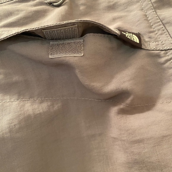 Ladies size 8 The North Face hiking pants with zip off, roll tab legs pockets. - Picture 10 of 15